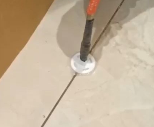 昌都瓷砖空鼓维修公司专业解答瓷砖在铺贴过程中，如果没有涂抹均匀到位的粘结材料（如水泥砂浆或瓷砖胶），可能会导致以下问题