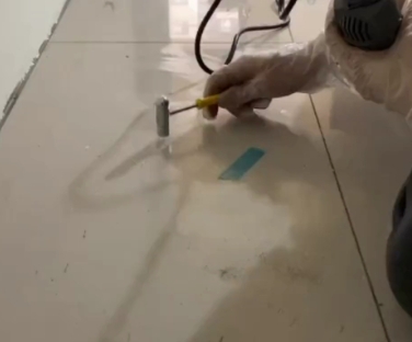 昌都瓷砖开裂维修公司专业分享瓷砖在铺贴前如果没有沥干水分，将会导致以下问题